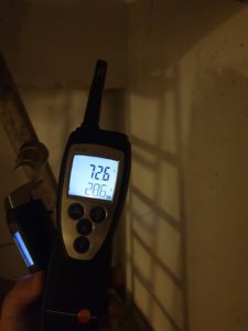 Pomiar wilgotności powietrza higrometrem